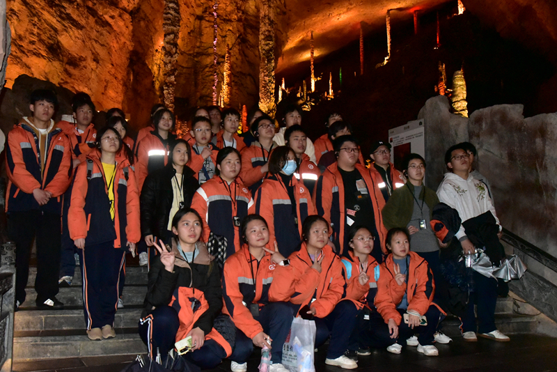 地質(zhì)奇觀與非遺共繪成長(zhǎng)畫卷，黃龍洞景區(qū)迎來冬季研學(xué)游熱潮